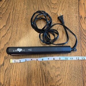 1” amore classic ceramic hair straightener. Used